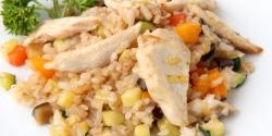 Rice salad with chicken pieces