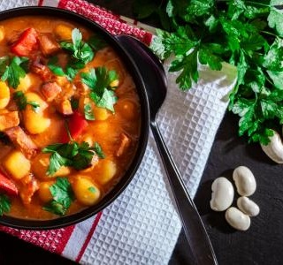 Bean soup with tomatoes 